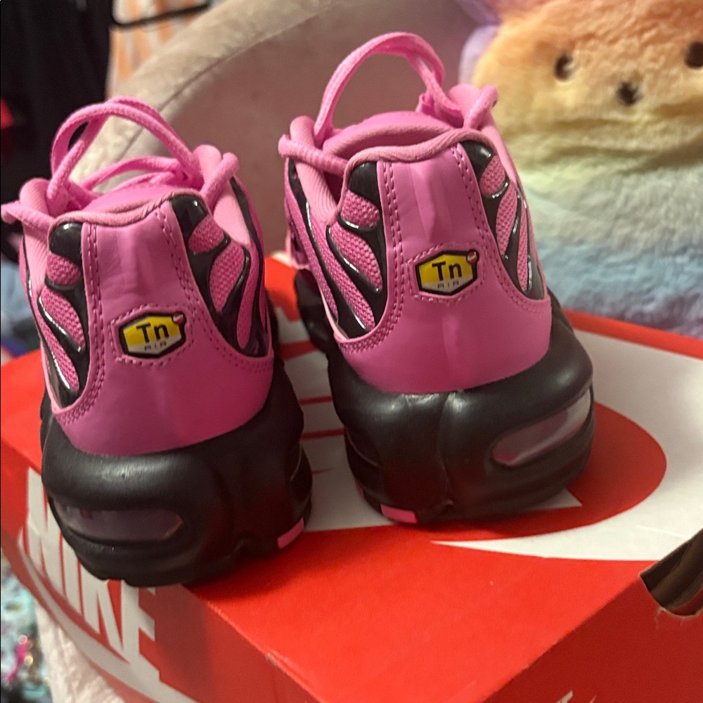 Nike Women's Pink &Black Sneakers Brand New! Size 7! - Picture 6 of 8